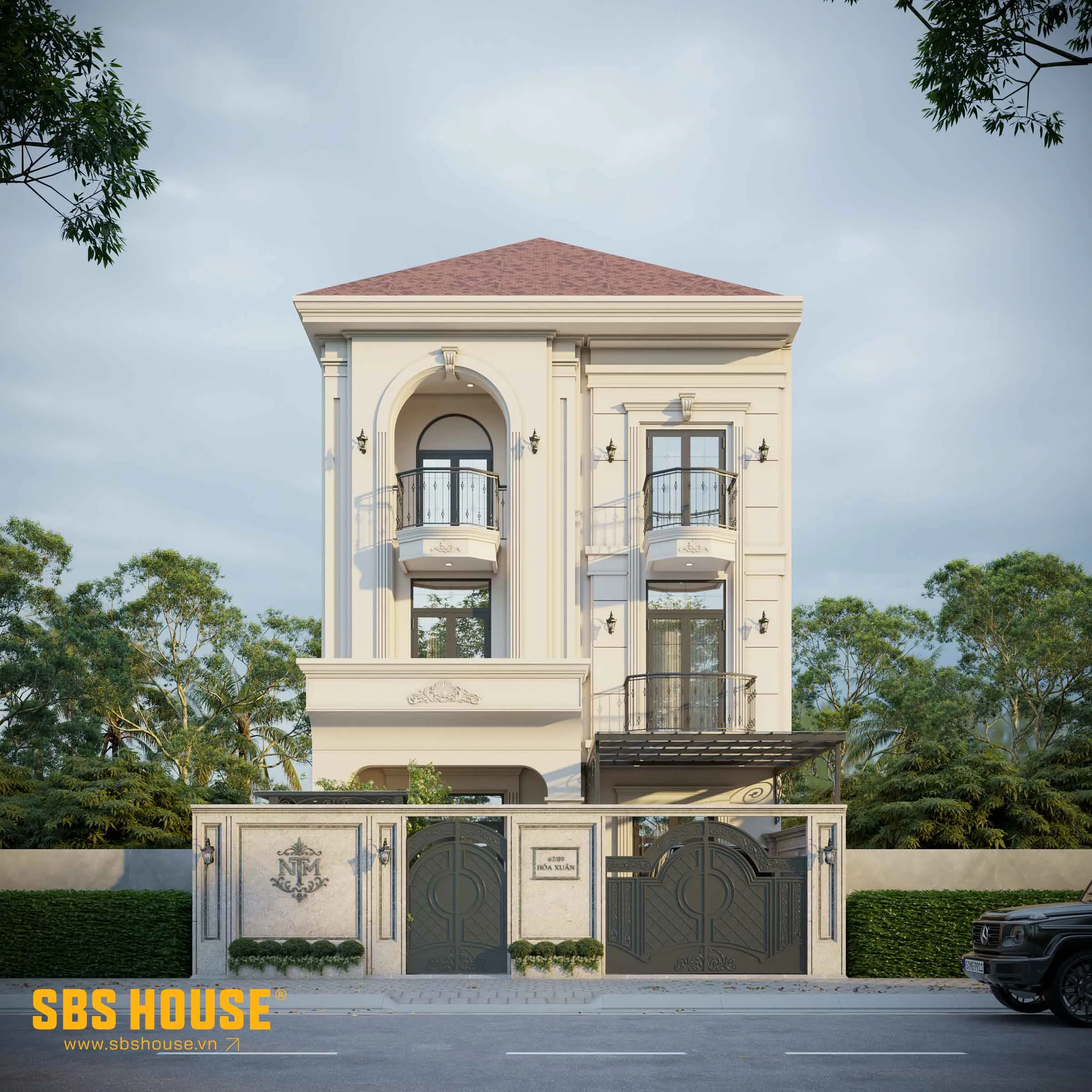 NTM's Villa sở hữu kiến trúc giao thoa giữa cổ điển và hiện đại. Phào chỉ tinh xảo, ban công sắt uốn cong cùng mái ngói đỏ, kết hợp bố cục khối nhà vững chãi và hệ cửa kính thoáng đãng.