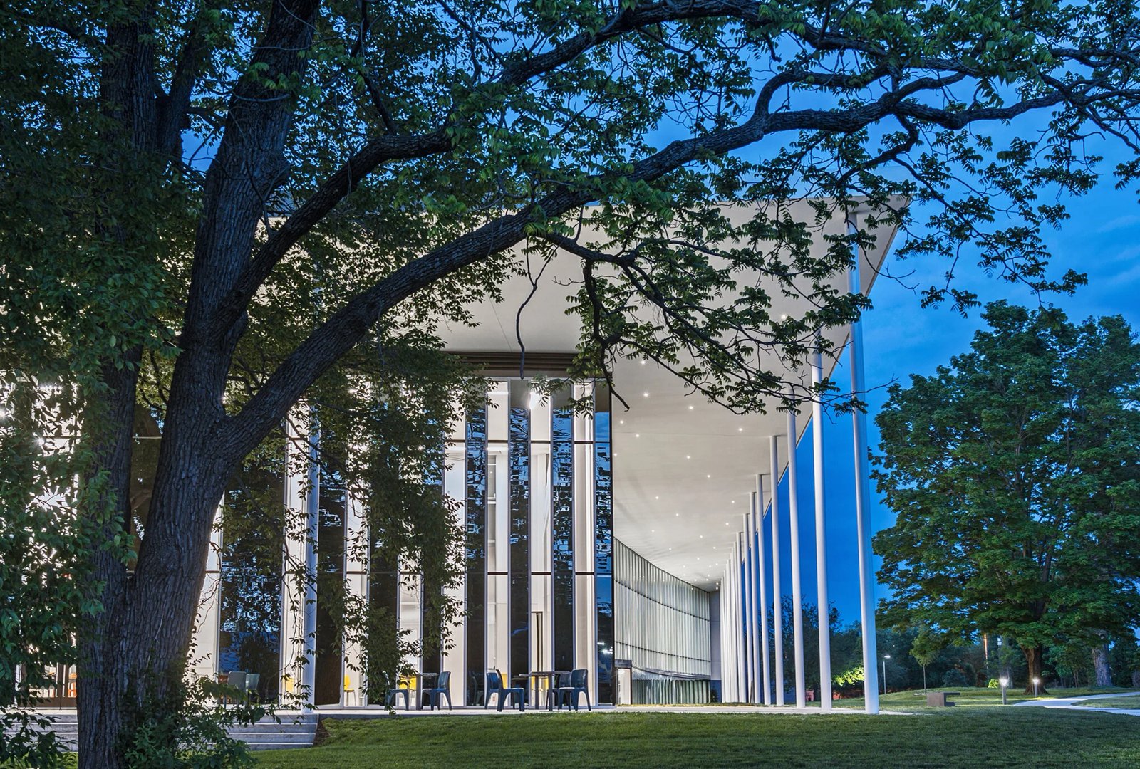 Thư viện khu vực Đông Bắc Louisville 02c.jpg