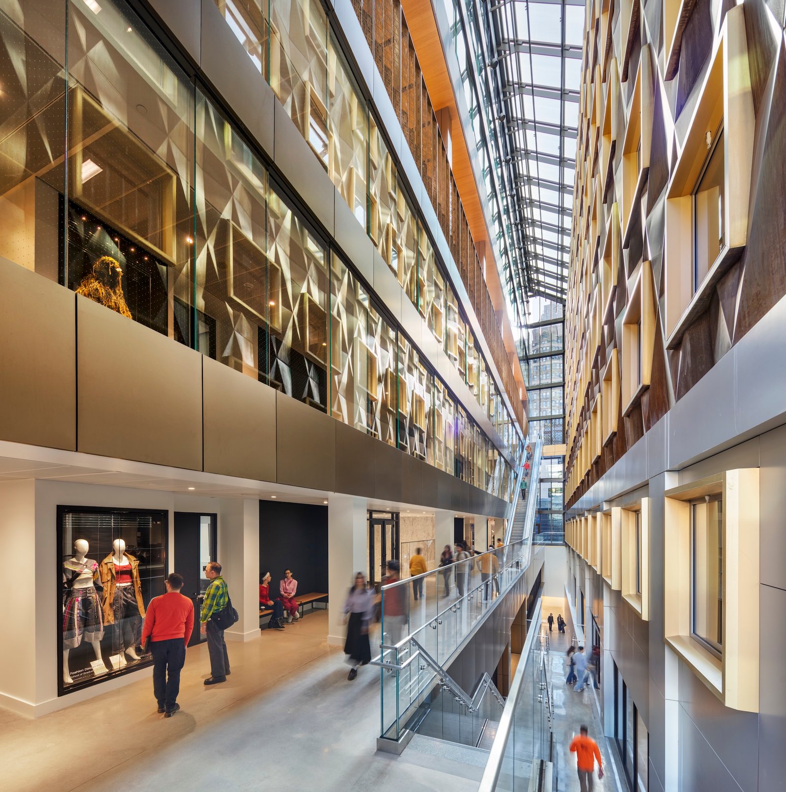 Hình ảnh sảnh của Tòa nhà Học thuật Joyce F. Brown.