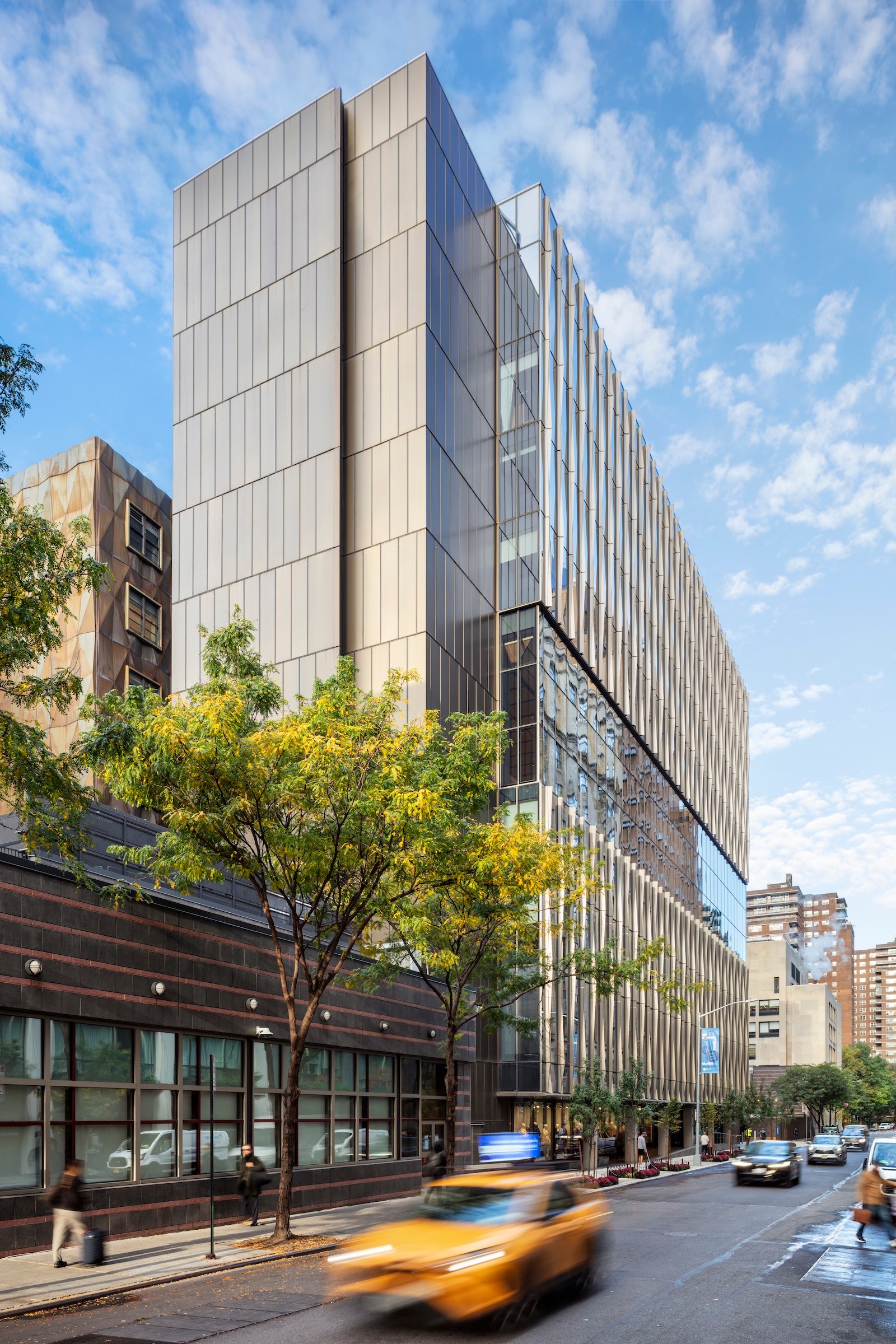 Hình ảnh bên ngoài Tòa nhà Học thuật Joyce F. Brown.