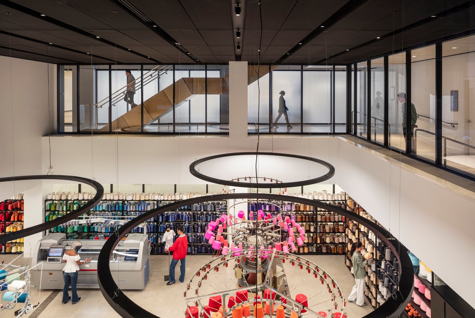 Hình ảnh phòng thí nghiệm đan lát trong Tòa nhà Học thuật Joyce F. Brown.