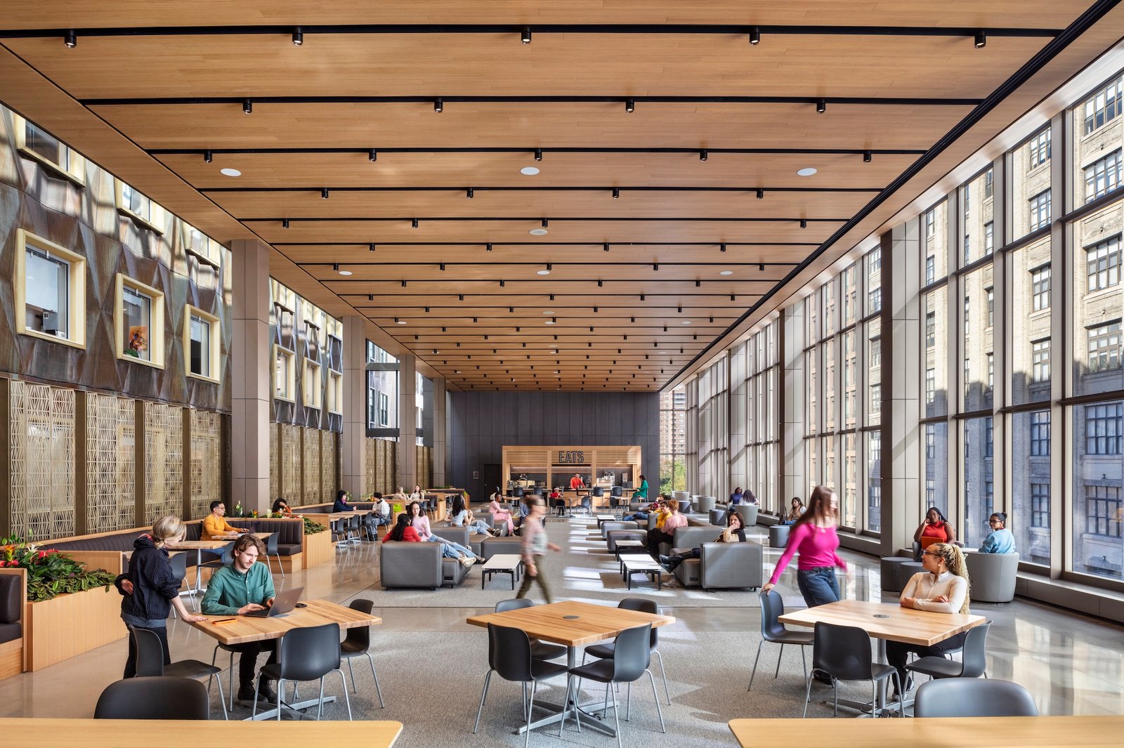 Hình ảnh khu sinh hoạt chung của sinh viên trong Tòa nhà Học thuật Joyce F. Brown.