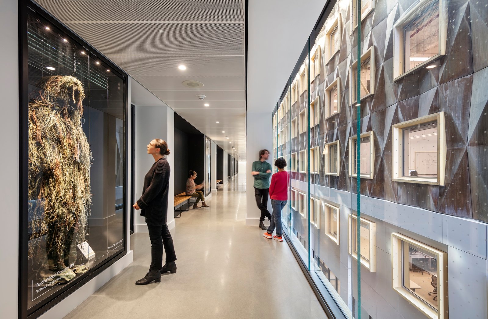 Hình ảnh hành lang bên trong Tòa nhà Học thuật Joyce F. Brown.