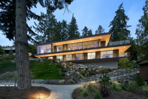 Nhà tầng Willis Point British Columbia