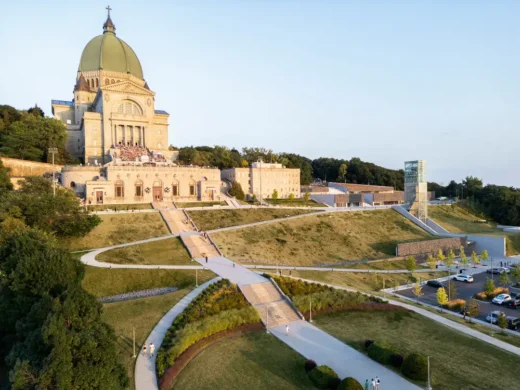 Nhà trưng bày mới cho Nhà thờ Saint Josephs ở Mount Royal Montréal Canada