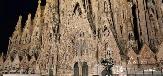 Tòa nhà Sagrada Familia Barcelona về đêm