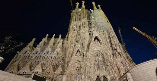 Tòa nhà Sagrada Familia Barcelona về đêm