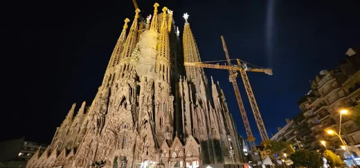 Tòa nhà Sagrada Familia Barcelona về đêm