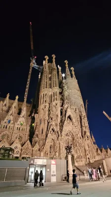 Tòa nhà Sagrada Familia Barcelona về đêm