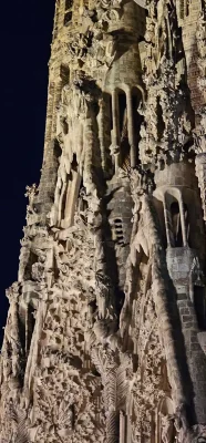 Tòa nhà Sagrada Familia Barcelona về đêm