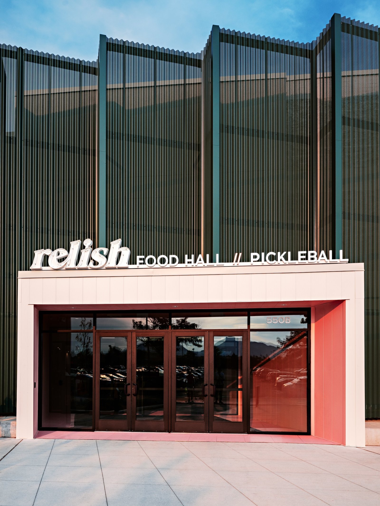 Hình ảnh mặt ngoài nhôm Relish