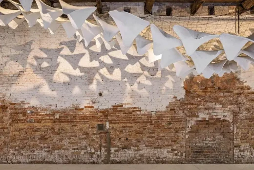 Chuyến bay vào Triển lãm Bóng tối Venice Ý