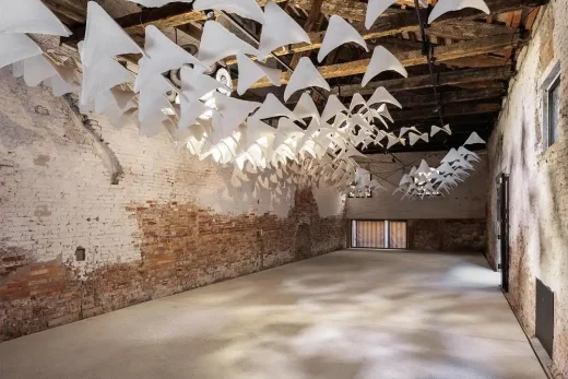 Chuyến bay vào Triển lãm Bóng tối Venice Ý