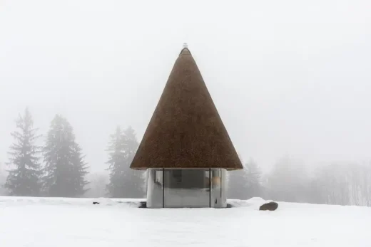 Dưới mái nhà sậy Nhà khách Ukraina