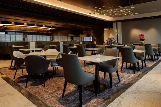 Khu vực ăn uống rộng rãi tại Phòng chờ Silverkris Hạng nhất Sân bay Changi Singapore