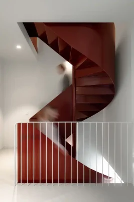 Cầu thang xoắn ốc màu đỏ Hà Lan trong nhà