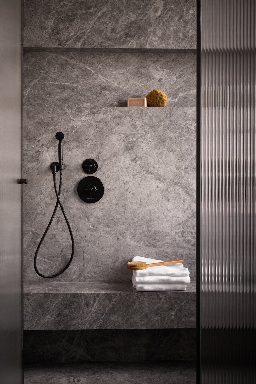 Tắm trong phòng tắm chính