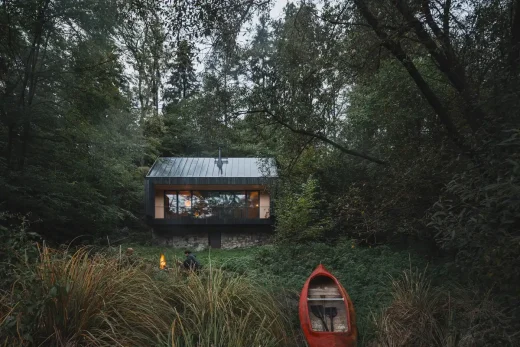 Giữa tảng đá và dòng sông Cabin Prosečnice CZ thuyền