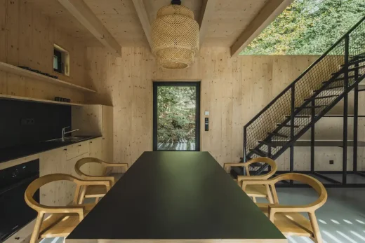 Bàn giữa hòn đá và dòng sông Cabin Prosečnice CZ