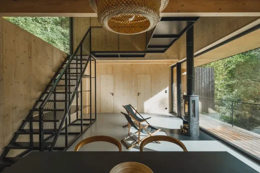 Cầu thang giữa tảng đá và dòng sông Cabin Prosečnice CZ