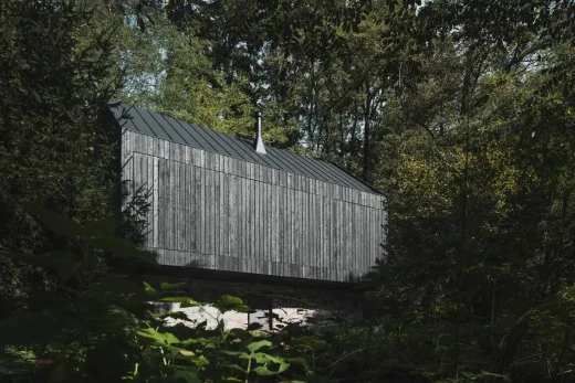 Cửa chớp Prosečnice giữa tảng đá và dòng sông