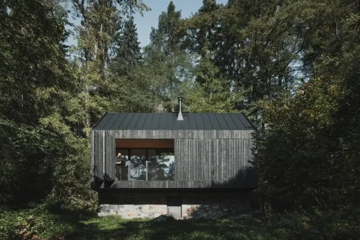 Giữa tảng đá và dòng sông Cabin Prosečnice