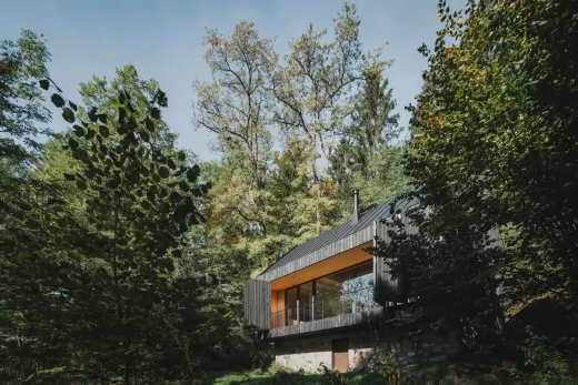 Giữa tảng đá và dòng sông Cabin Prosečnice xuyên qua hàng cây