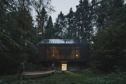 Giữa tảng đá và dòng sông Cabin Prosečnice đêm