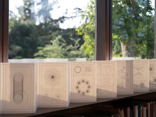 Sách xoắn ốc, sắp đặt tại Neutra VDL House