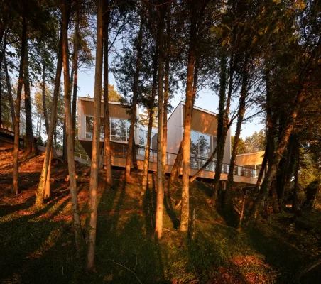 Cedars Kin House Quận Huron Ohio qua những tán cây lần nữa