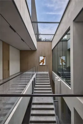 Cầu thang giếng trời bất động sản Gujarat