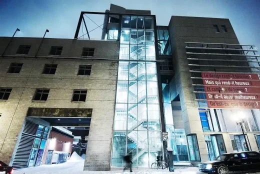 Pavillon de Design Universite du Quebec một cầu thang ở Montreal