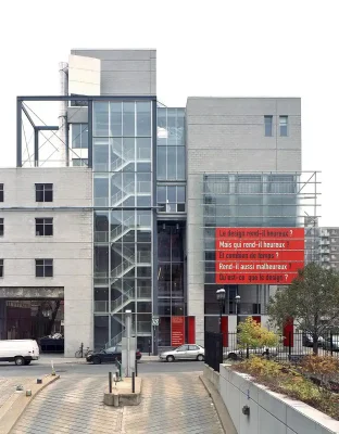 Pavillon de Design Universite du Quebec một tấm biển đỏ Montreal