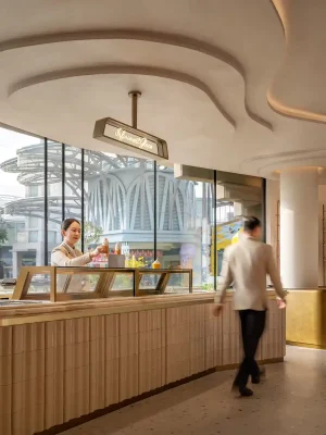 Khách hàng của Pierre Hermé Paris Flagship Store Singapore