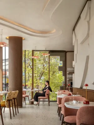 Pierre Hermé Paris Flagship Store Singapore người phụ nữ ngồi trên ghế