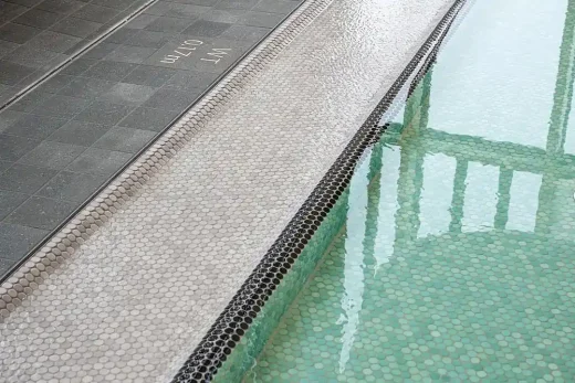 Cạnh hồ bơi của tòa nhà spa Therme Oberstdorf Bavaria Nam Đức