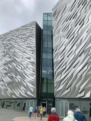 Mặt tiền tòa nhà Titanic Belfast bằng kính
