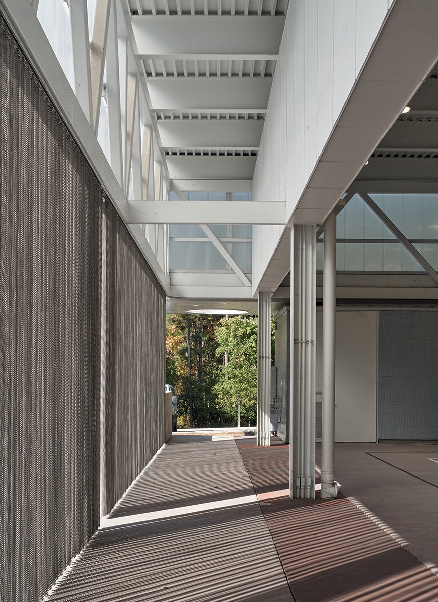 Kết cấu thép và chi tiết gian hàng bằng polycarbonate mờ.