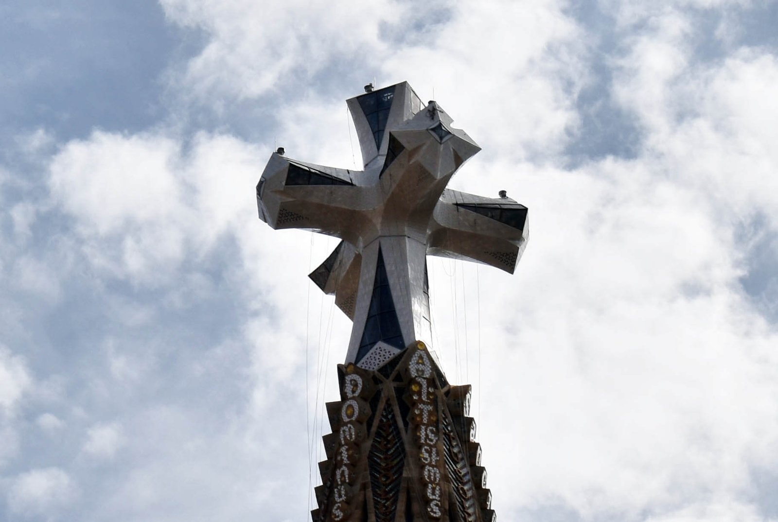 cận cảnh cây thánh giá trên đỉnh sagrada familia 