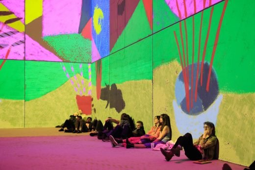 David Hockney Lớn hơn và Gần hơn