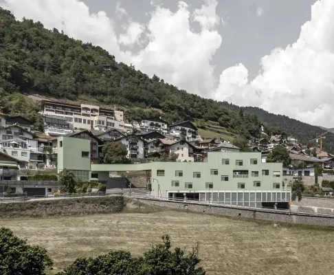 Tòa nhà đa chức năng nguyên khối Barbian Italy