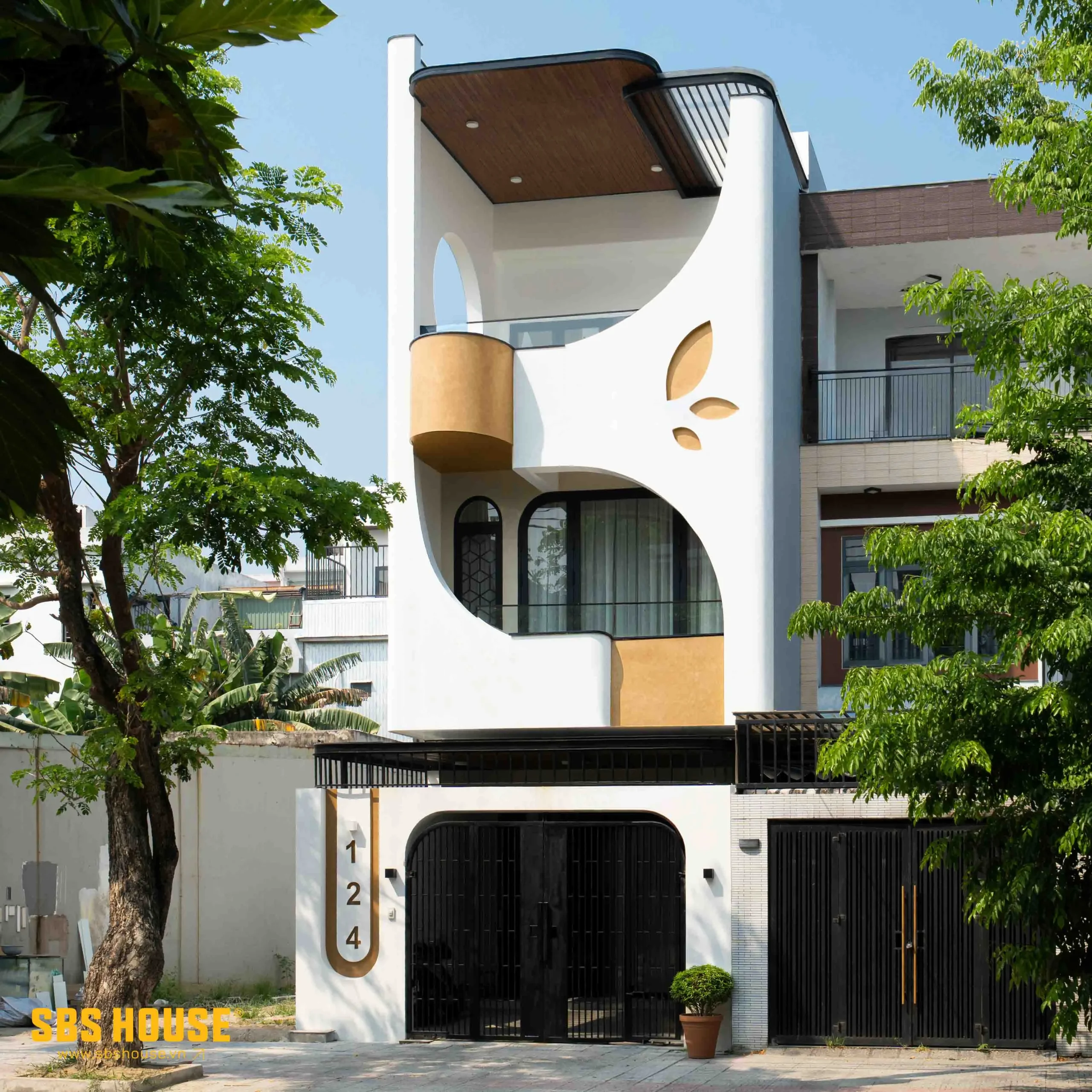 Kiến trúc ngoại thất của L's House nổi bật với sự kết hợp giữa những mảng khối hiện đại và các đường cong mềm mại, tạo nên dấu ấn riêng cho công trình.