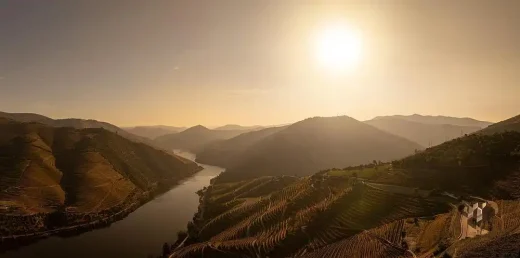 Kiến trúc nhà máy rượu vang Quinta de Adorigo Tabuaço Bồ Đào Nha