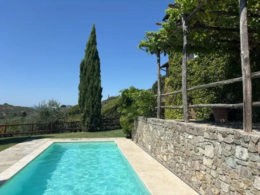 Bể bơi bền vững Tuscany Ý