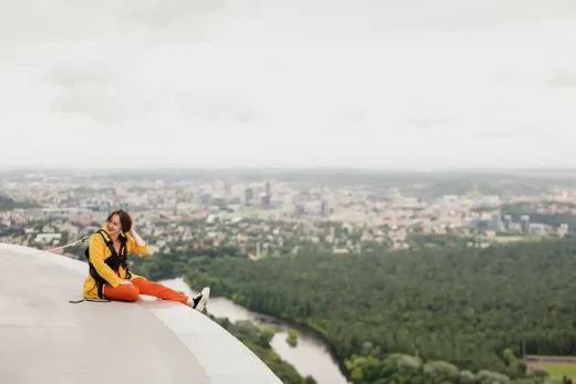 Đi bộ cạnh tháp truyền hình Vilnius