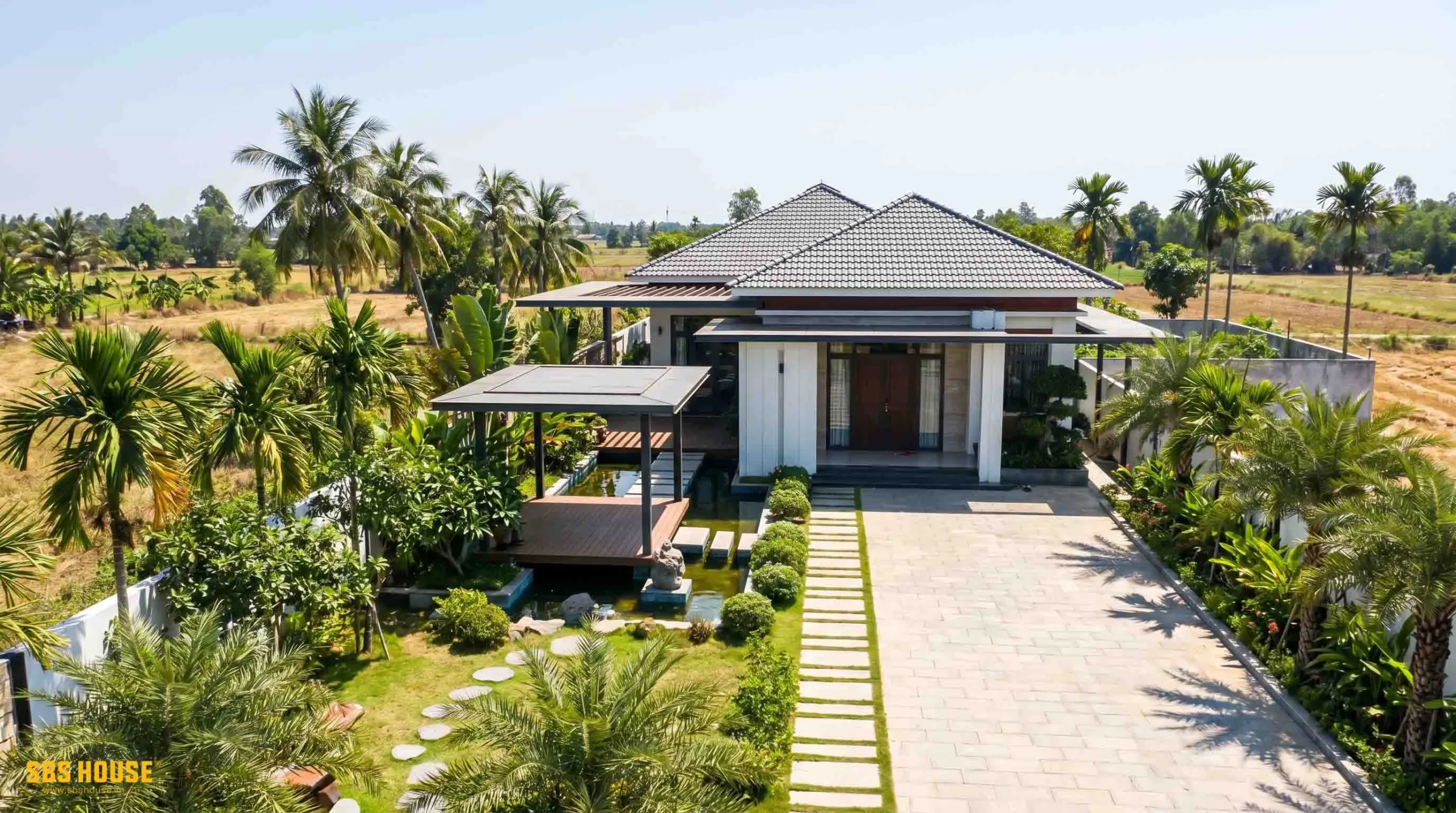 Hệ mái Nhật có độ dốc vừa phải kết hợp các đường mái đua ngang giúp Hila Farm Villa giữ tỷ lệ kiến trúc thấp, trải rộng và hài hòa với cảnh quan xung quanh. 
