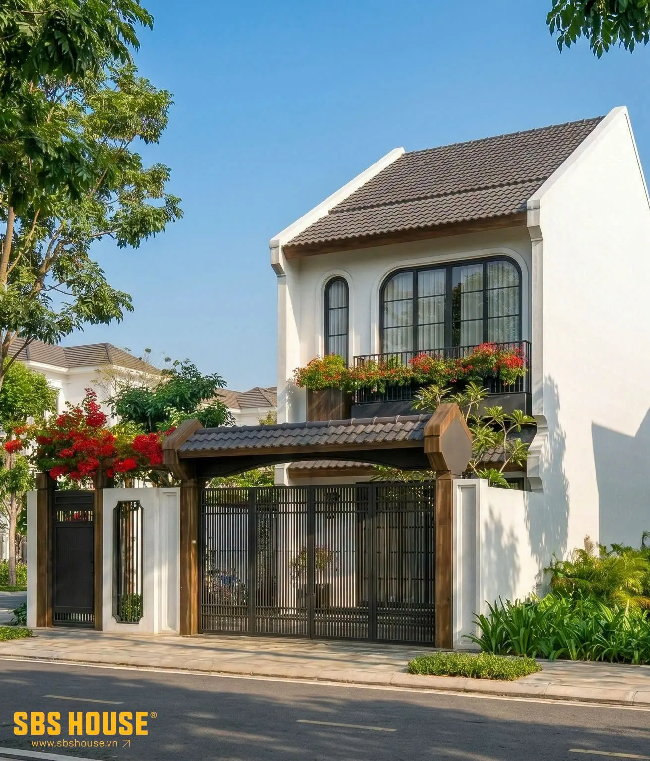Hệ mái đua cùng ban công tạo thêm lớp đệm cho mặt đứng, hỗ trợ hạn chế tác động trực tiếp của nắng lên các khoảng mở phía trong. 