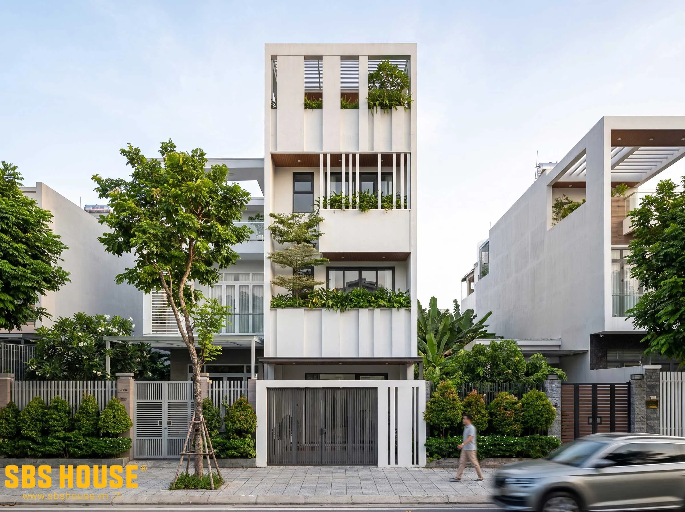 Mặt tiền sử dụng hệ lam và cây xanh để cân bằng giữa sự riêng tư, khả năng lấy sáng và kết nối với môi trường bên ngoài. 